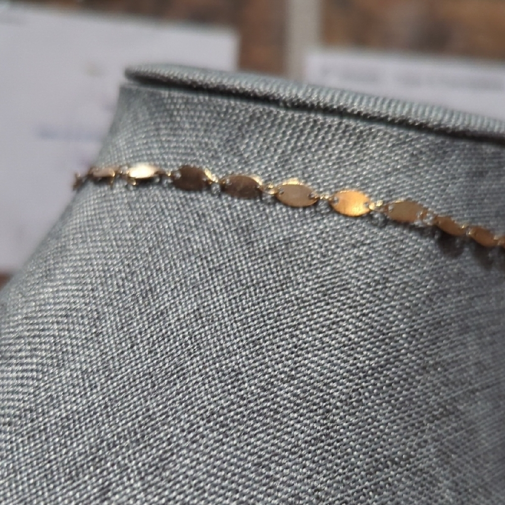 Elegant Gold-Tone Choker Necklace | Classic & Sophisticated - Picture 3 of 9